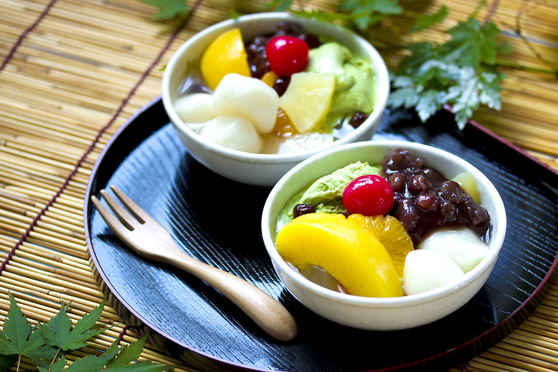Deser z mochi, owocami i pastą fasolową tsubuan