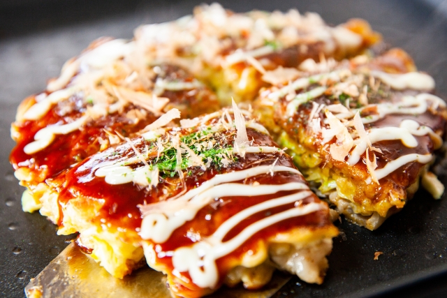 Placek okonomiyaki z majonezem