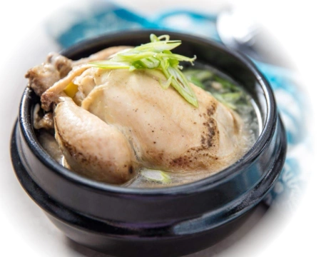 Zupa Samgyetang z całym kurczakiem, ryżem, warzywami i jujube 800g Harim