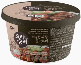 Bibimcup Jjajang Tteokbokki, kluski ryżowe w sosie z fasoli 155g - Semchorong